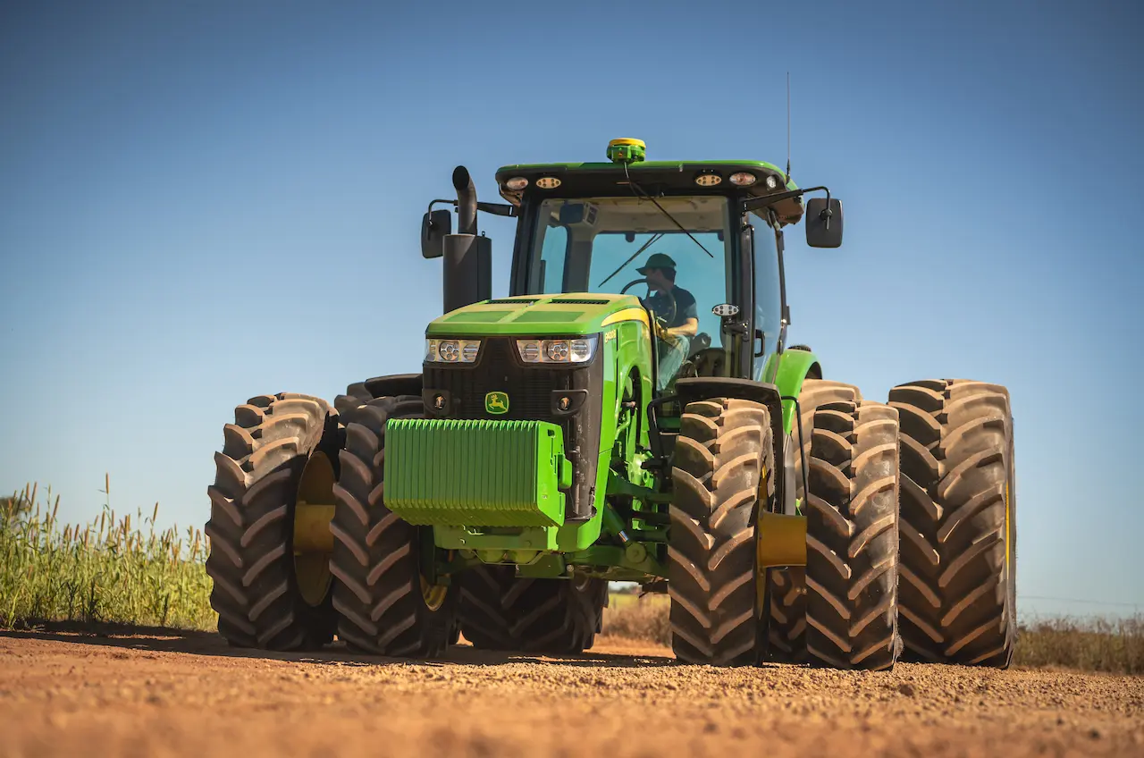 produtor dentro de um trator john deere na lavoura