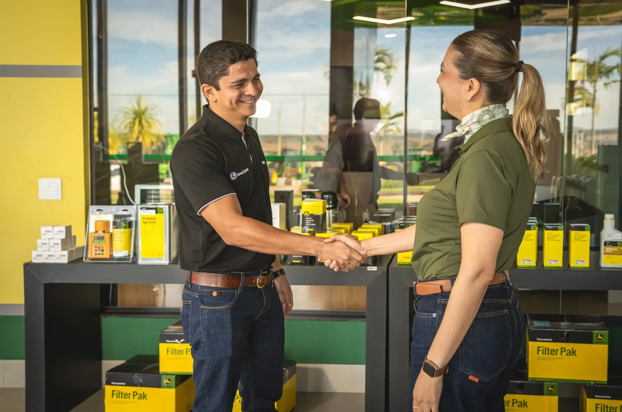 pessoas se cumprimentando e negociando um crédito para peças e serviços