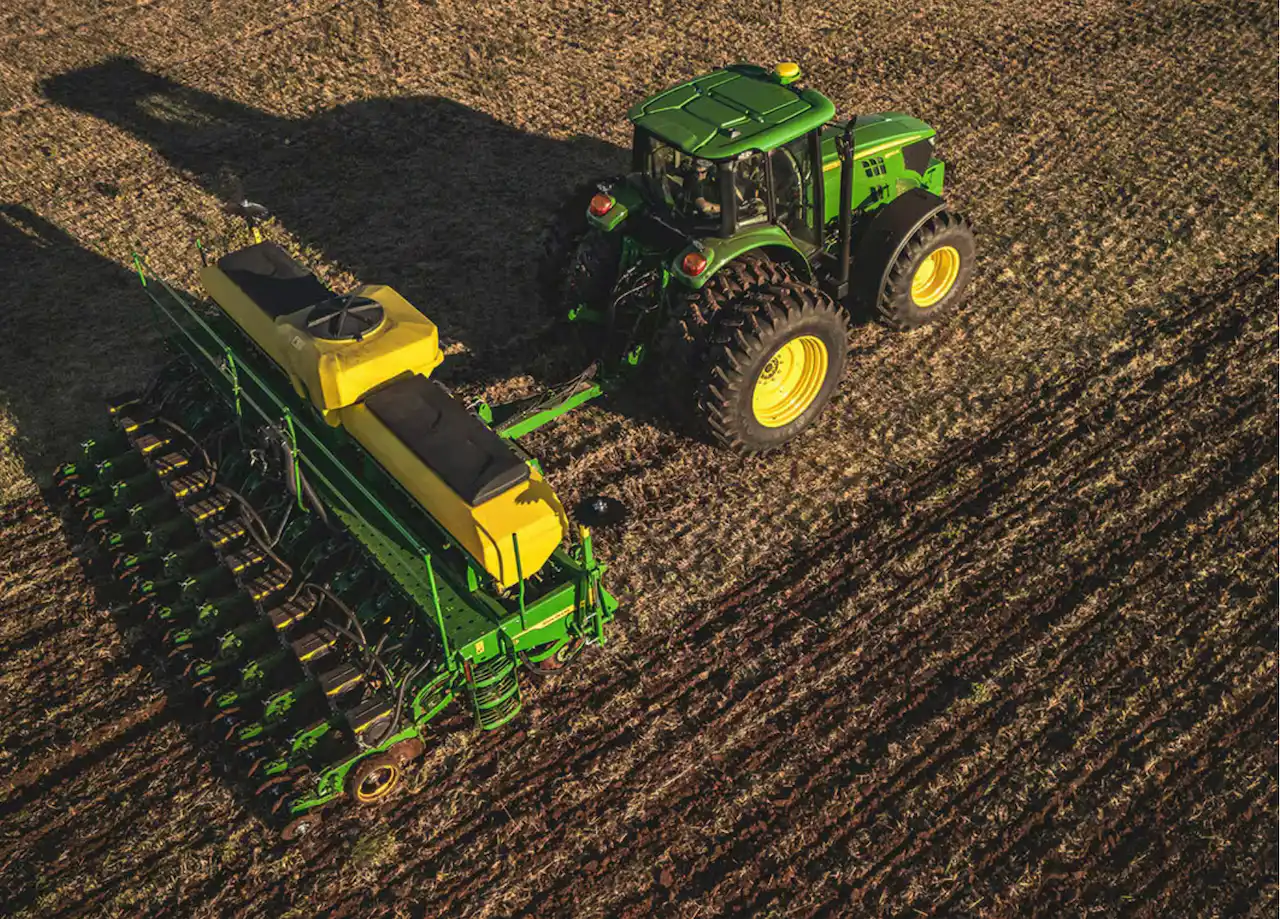 máquina plantadeira john deere na lavoura com opção de financiamento